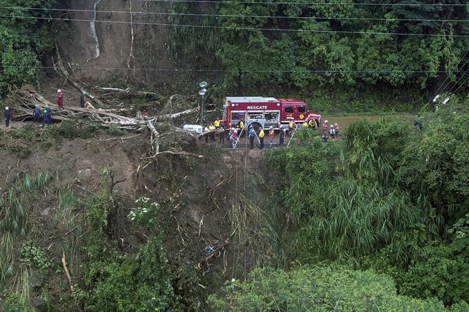  Nueve muertos tras caída de autobús a precipicio en Costa Rica