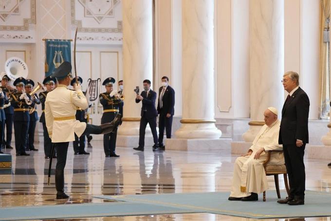 Papa Francisco implora por la paz en Kazajistácn
