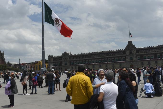 Fuerte sismo sacude a México en aniversario de dos devastadores terremotos