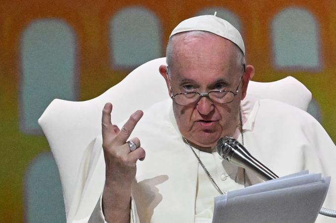 The Pope questions the current economic model before young people, because 