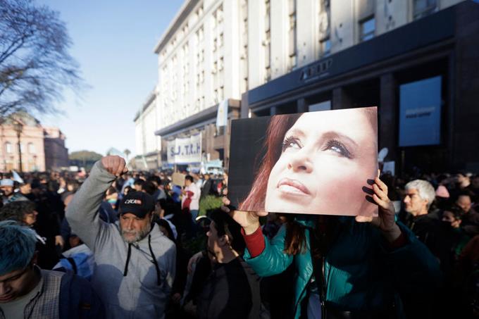 Miles respaldan a la vice en calles de Argentina