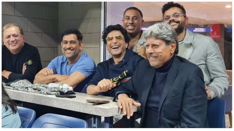 What are MS Dhoni and Kapil Dev doing together?, VIDEO MS Dhoni and Kapil Dev - India TV Hindi News