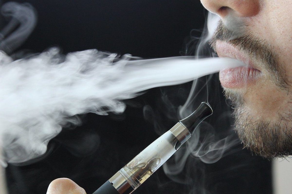 E-cigarettes - Vaping seriously affects health, much more so if combined with smoking

