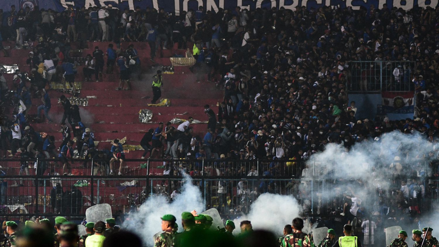 Indonesia: at least 129 dead after a crowd movement in a football stadium
