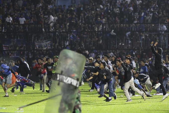 Unas 129 personas mueren tras pleitos entre seguidores de dos equipos de fútbol en Indonesia