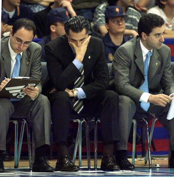 Chus Mateo, Sergio Scariolo and Ángel Jareño, on the Real Madrid bench in the League final against Barça in 2000.
