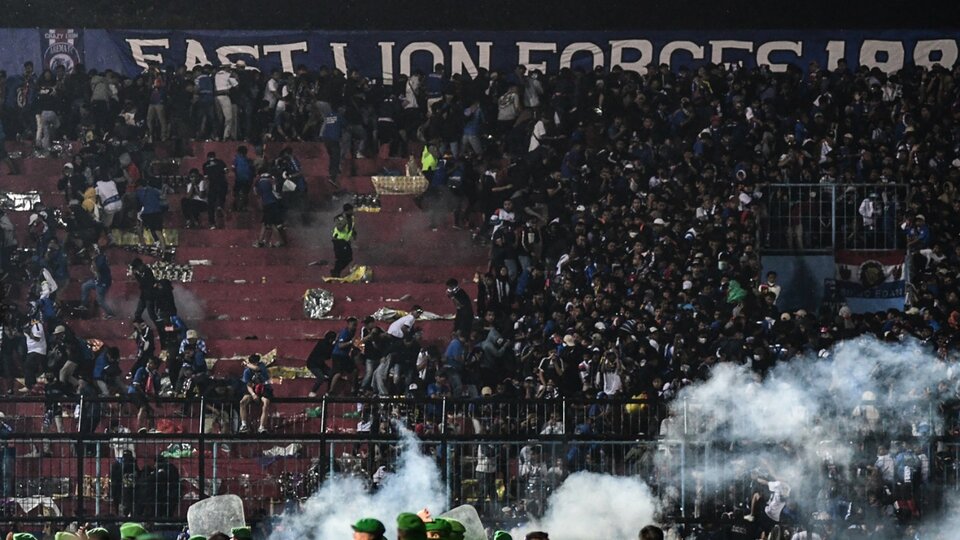 Tragedy in Indonesia: More than 120 dead in a football match
