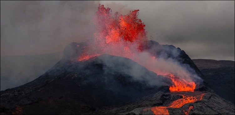 Video: The world's largest volcano erupted, causing a sea of ​​fire
