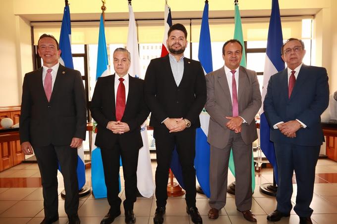 Eligen al gobernador Héctor Valdez Albizu presidente del Consejo Monetario Centroamericano 