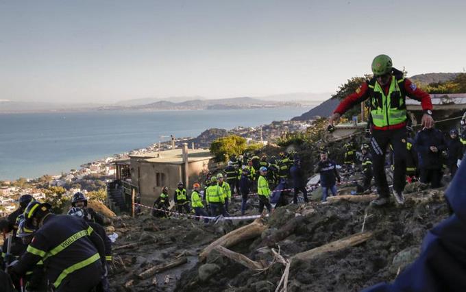 Deslizamiento mata a ocho en isla de Italia