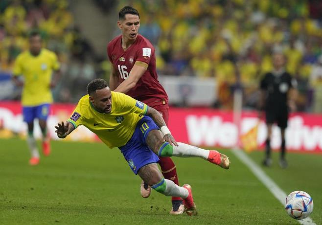 Neymar planea regresar al Mundial a pesar de mostrar tobillo hinchado