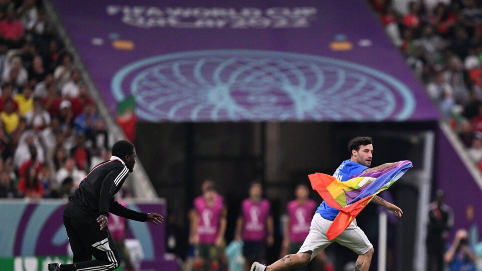 Qatar 2022 World Cup: a fan interrupted Portugal-Uruguay with the LGBTIQ+ flag

