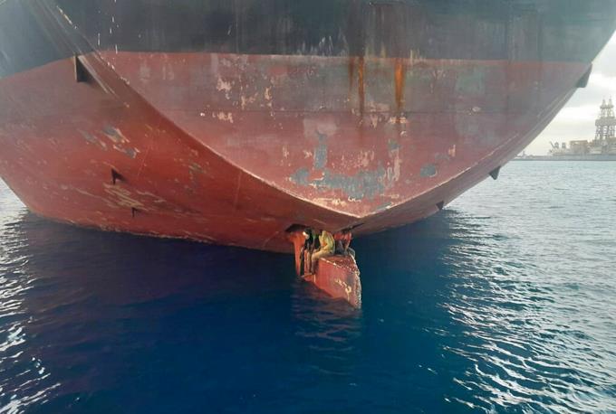 They find stowaways at the helm of a ship in the Canary Islands

