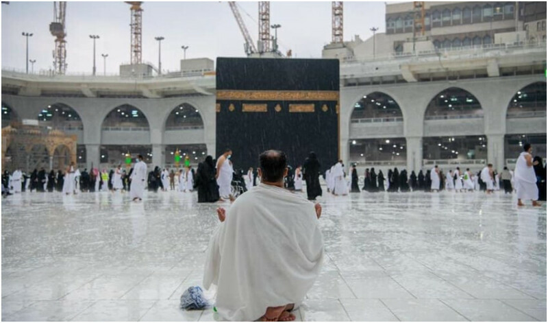 Umrah pilgrims circumambulate the Kaaba during the rain, soulful scenes of Sa'i
