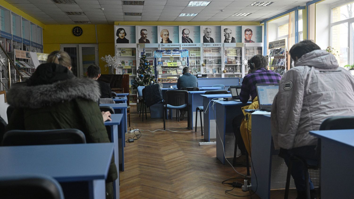 Ukraine: the municipal library of Irpin has become the beating heart of this martyred city
