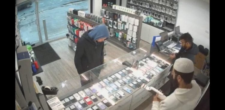A Muslim shopkeeper in Britain forgave a robber instead of arresting him
