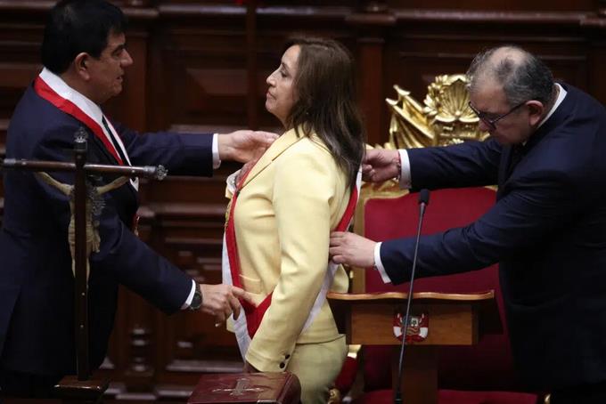 Dina Boluarte, la primera presidenta de un Perú en crisis