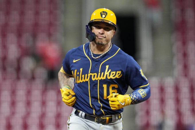 Mariners get 2B Kolten Wong from Brewers for Winker, Toro

