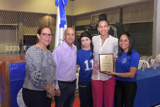 Niverka Marte es reconocida en club Naco en inauguración de torneo infantil