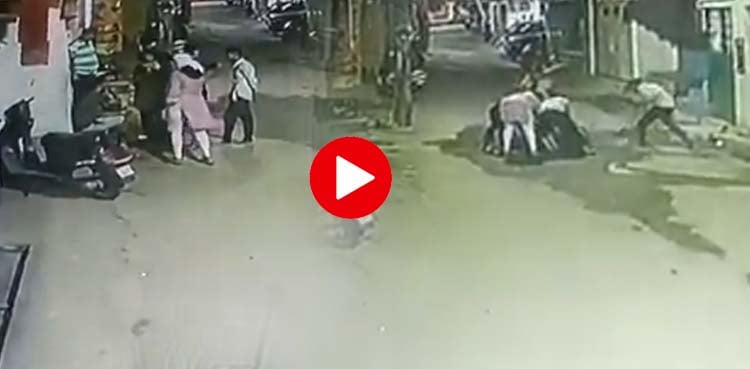 The gang crushes the youth's head with a stone, the video is heart-wrenching
