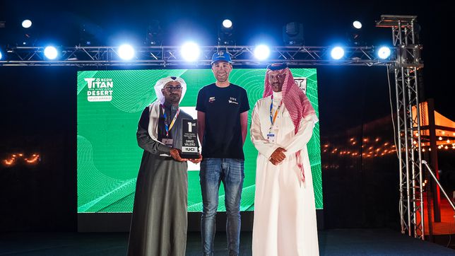 Valero receives the world number one trophy in the Titan Desert
