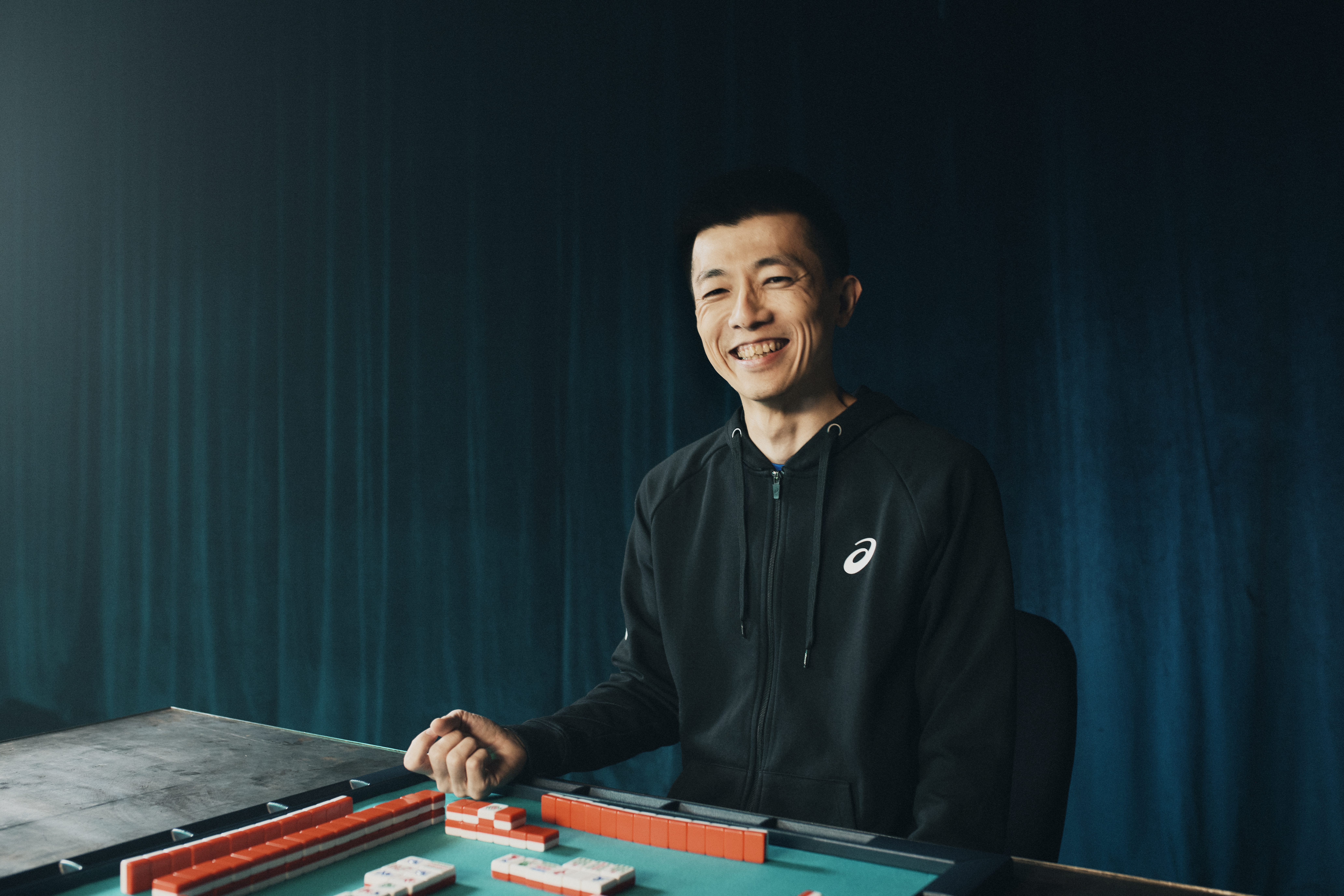 Mahjong master Ryoei Hirano at the game table