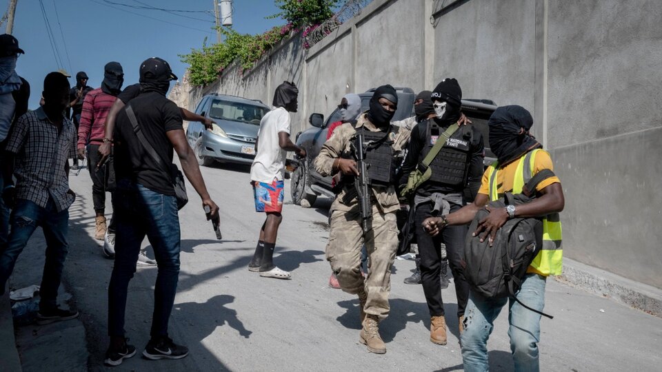 A group of policemen fired at the house of the Prime Minister of Haiti
