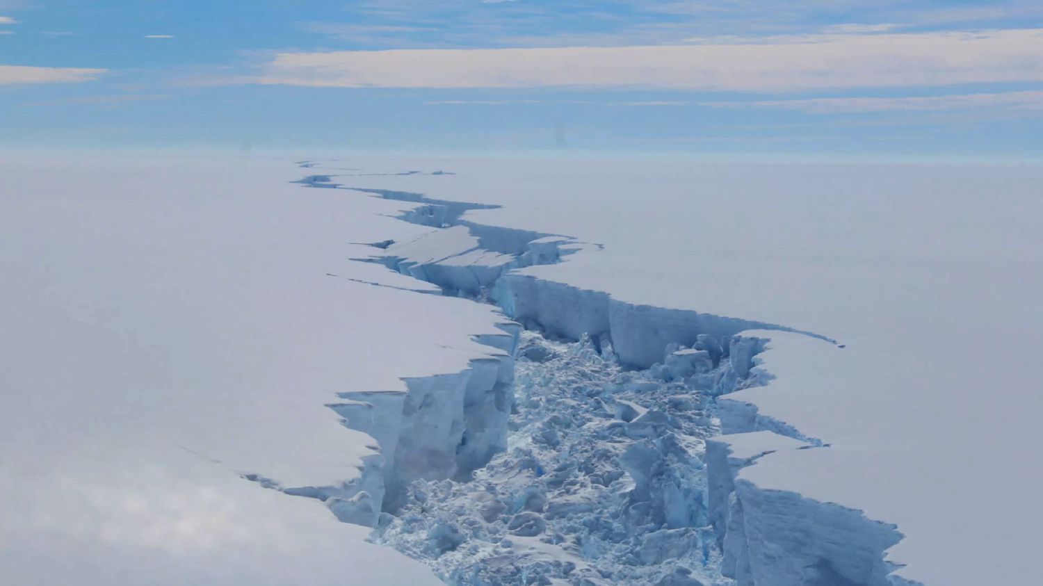 Antarctica: a huge iceberg, as big as 15 times the size of Paris, has broken off from the pack ice
