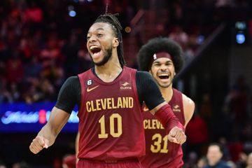 Darius Garland (10) celebrates with Jarrett Allen (31) the victory of the Cleveland Cavaliers