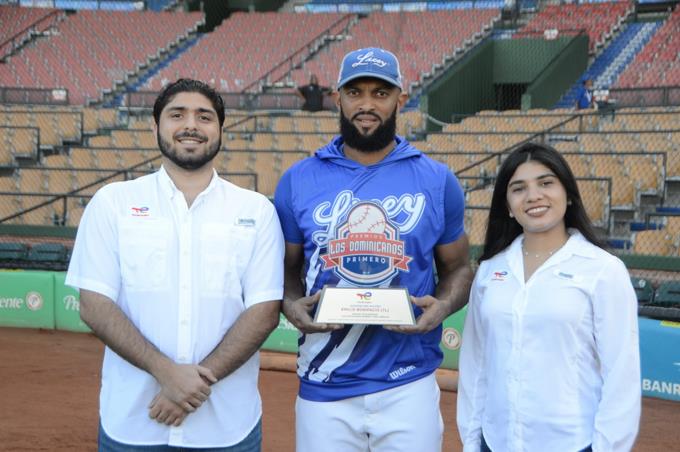 Dominicanos Primero premia a Bonifacio Jugador Más valioso del Round Robin