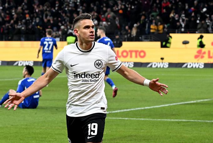 Eintracht golea al hundido Schalke y se coloca segundo en la Bundesliga