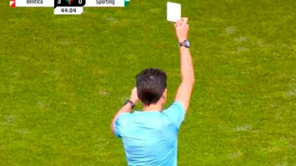 For the first time the white card was used in football: when is it used and what is it for
