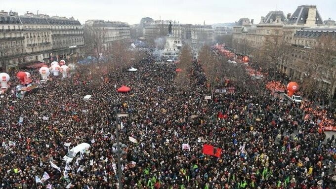  France;  Millions of people took to the streets to raise the retirement age
