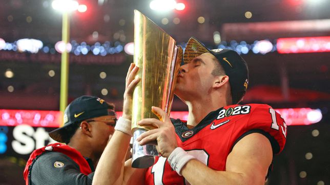 Georgia repeats college title with historic beating
