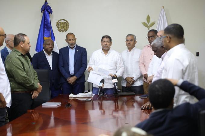 Gobierno entrega RD$60 millones a asociaciones productoras de ajo de Constanza 