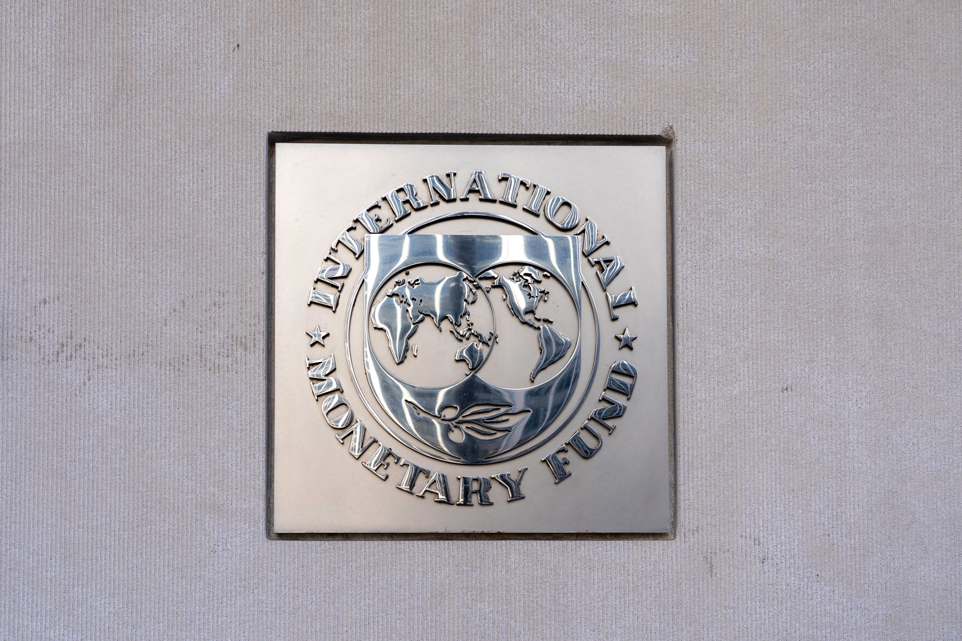 IMF warns of global disaster as crypto market collapses
