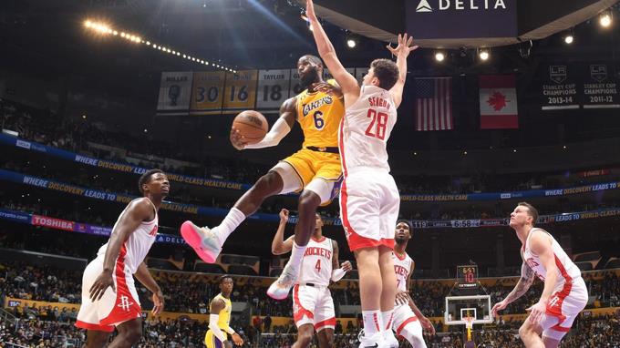 LeBron encesta 48 puntos en el triunfo de los Lakers sobre los Rockets