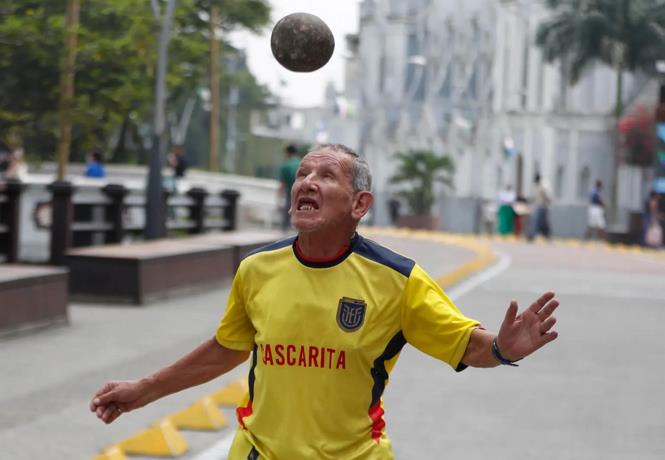 Anciano juega al fútbol con una piedra de seis kilos