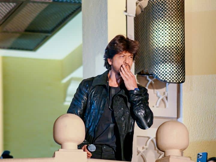 Shahrukh Khan did a tremendous dance in front of the Burj Khalifa, video went viral on social networks


