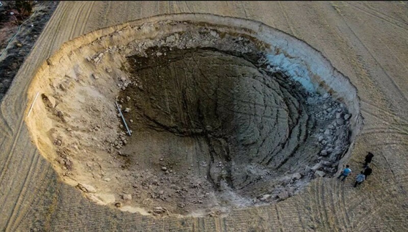 After the earthquake in Turkey, there was a big hole in the ground
