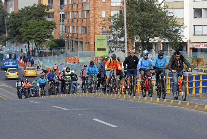 Bogotá cambia las ruedas de los coches por la bicicleta en su día "sin carro"