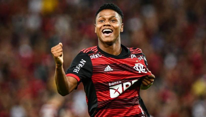 Flamengo rejects Newcastle and shields Matheus França's contract
