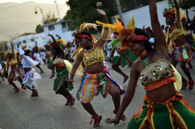 Haitianos pretenden olvidar su situación a través del carnaval