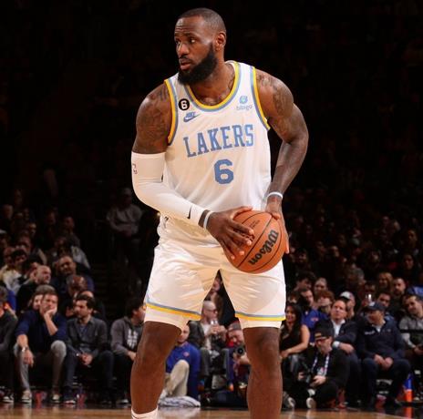 LeBron se acerca a 36 puntos del récord de Jabbar, pero Lakers caen