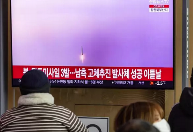 Corea del Norte vuelve a lanzar un misil balistico después de los ensayos aéreos entre Seúl y Washington