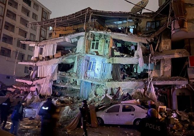 Un poderoso terremoto derriba edificios en Turquía y Siria
