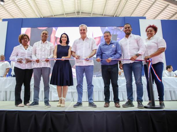 Presidente Abinader inaugura un moderno polideportivo en Pedernales 