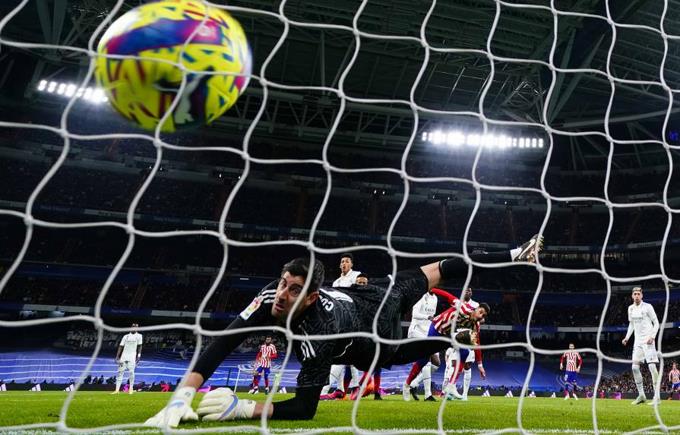 Real Madrid salva empate ante un Atlético con 10 hombres