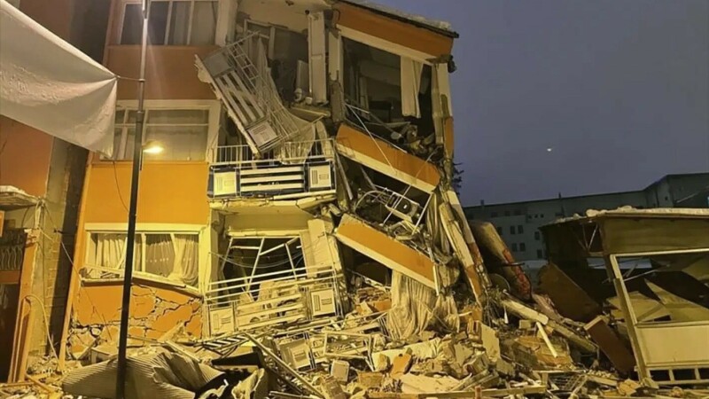 Scenes of tall buildings collapsing immediately after the earthquake in Turkey
