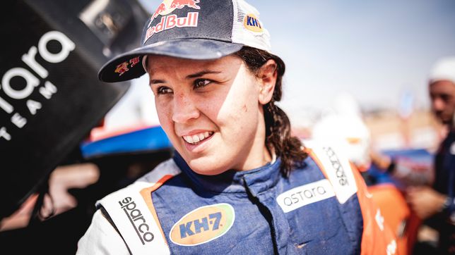 The Dakar plays another trick on Laia Sanz: they steal her helmet
